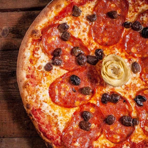 Pizza con salamino e olive taggiasche